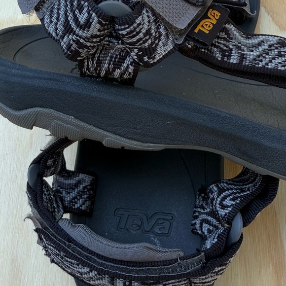 Teva Black and Gray Strappy Sandals Size 5 - Picture 9 of 9
